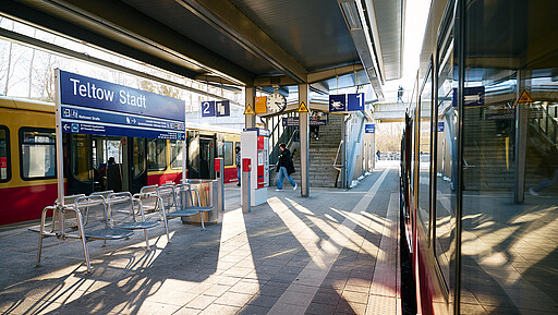 Ein Bahnhof, der verbindet Der Bahnhof Teltow Stadt ist ein wichtiger Umsteigepunkt für Pendler:innen.