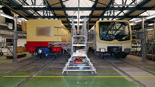 Schluss mit Retrolack Im Werk Schöneweide erhalten die Züge neuen Glanz.