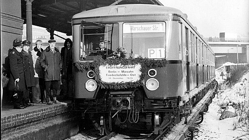 Am 30. Dezember 1976 steht der geschmückte Eröffnungszug der neuen Strecke Marzahn – Friedrichsfelde Ost im Bahnhof Lichtenberg.