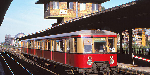 Jungfernheide Ende der 1970er-Jahre steht 276 075-9 (Bauart Peenemünde) abfahrtbereit nach Spandau-West am ehemaligen Vorortbahnsteig im Bahnhof Jungfernheide mit dem 1929 errichteten Stellwerk Jun.