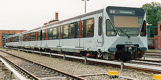 Baureihe 480 Lichtgrau und mit dunkelblauem Fensterband: Die neue S‑Bahn von 1986; einer der beiden Probezüge der Baureihe 480. Das Foto entstand vermutlich nach der Wende im Werk Wannsee.