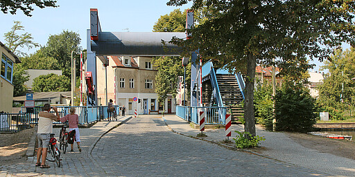 Station 6: Woltersdorfer Schleuse  Mehrmals pro Stunde wird die blaue Zugbrücke hochgeklappt.