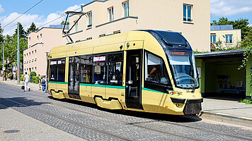 Seit 2025 verkehren moderne, barrierearme Straßenbahnen auf der landschaftlich reizvollen Strecke zwischen der Woltersdorfer Schleuse und dem S-Bahnhof Rahnsdorf.