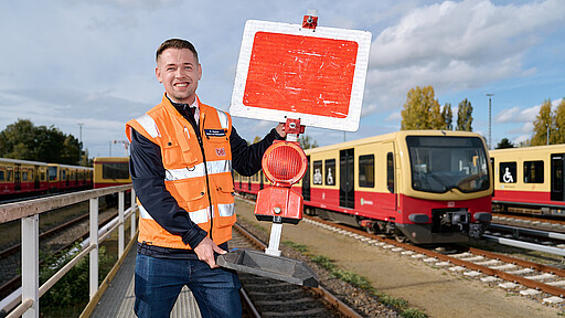 Das wird nie langweilig! Weidner und seinen Kolleg:innen erfahren erst sehr kurzfristig, welche Strecken gesperrt werden müssen – oder wo nur so langsam gefahren werden darf, damit der Zug im Notfall jederzeit anhalten kann.