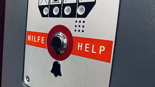 Hilfe-Knopf im Einstiegsbereich