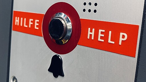 Neue S-Bahn Hilfe-Knopf im Einstiegsbereich