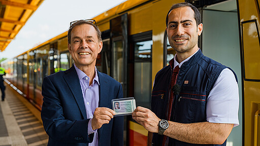 Im Juni 2025 übergab der S-Bahnchef dem 1000. Lokführer im Rahmen der Ausbildungsoffensive seinen Führerschein.