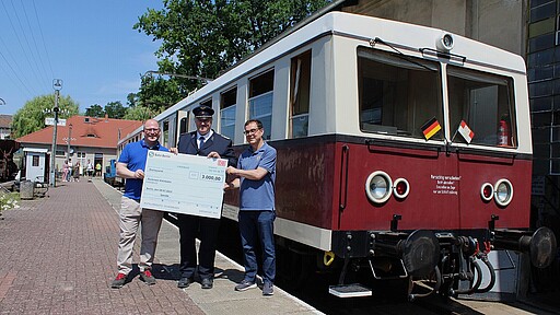 Die Buckower Kleinbahn lebt weiter! Uwe Klötzer, Vereinsvorsitzender und Ausbildungstrainer bei der S-Bahn Berlin, Peter Buchner, Geschäftsführer der S-Bahn Berlin und Sven Heinemann, Mitglied des Abgeordnetenhauses von Berlin und Landesgeschäftsführer der Berliner SPD bei der Scheckübergabe