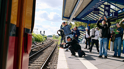 Kameras bereit Am S-Bahnhof Treptower Park erwarten zahlreiche fotografierende Fans den letzten nicht modernisierten 481er-Sonderzug.