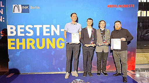 Thorben Stein (Industrieelektriker für Betriebstechnik) und Fridolin Hinrich Sohr (Elektroniker für Geräte und Systeme) wurden bei der IHK-Bestenehrung im Ludwig-Erhard-Haus für ihre herausragenden Ausbildungsleistungen ausgezeichnet.