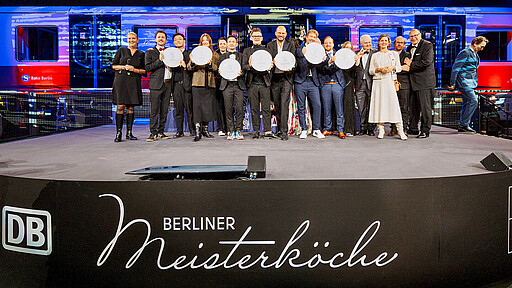 Berlin Meisterköche Gruppenfoto Die glücklichen Gewinner:innen bei der Preisverleihung im S-Bahn-Werk Schöneweide.