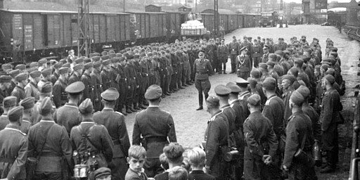 Neukölln Deutsche Soldaten Anfang der 1940er-Jahre auf der Freiladestraße des Güterbahnhofs Neukölln. Im Hintergrund sind das Stellwerk Nkn und die Hermannbrücke zu erkennen.