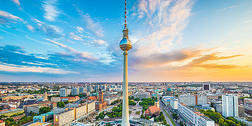 Der Berliner Fernsehturm mitten in der Stadt