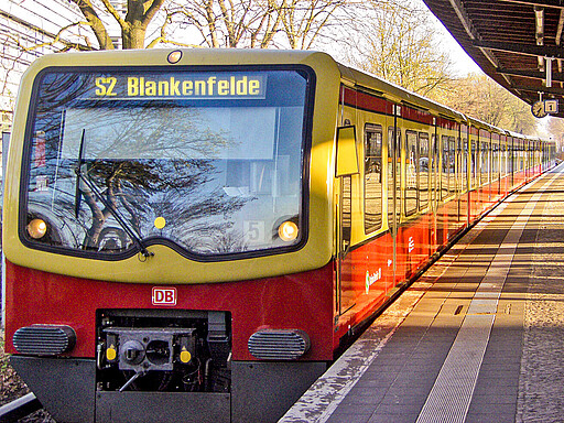 S2 Richtung Blankenfelde Die S2 - hier am Bahnhof Attilastraße - soll verlängert werden.
