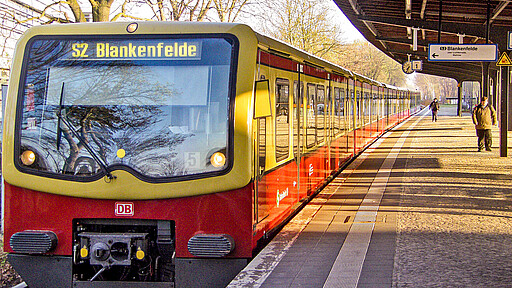 Die S2 - hier am Bahnhof Attilastraße - soll verlängert werden.