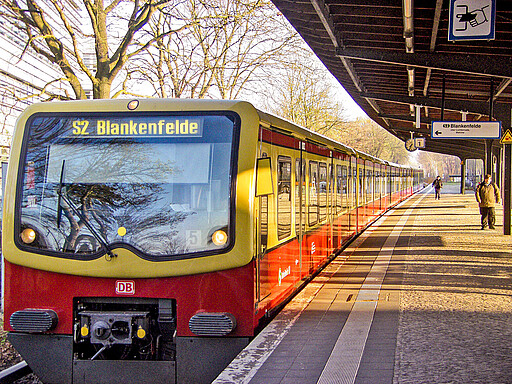 S2 Richtung Blankenfelde Die S2 - hier am Bahnhof Attilastraße - soll verlängert werden.