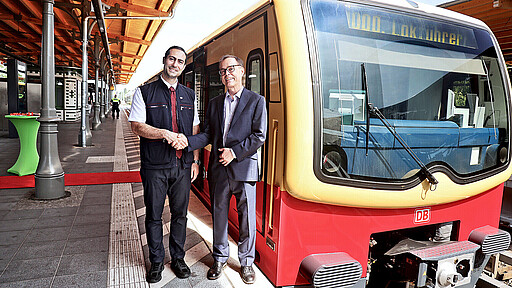 Symbol für eine Erfolgsgeschichte S-Bahn-Chef Peter Buchner gratuliert dem „frischgebackenen“ Lokführer Mohammad Omidi.