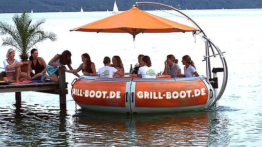 Ein entspannter Ausflug mit dem Grill-Boot Grill-Boot auf einem See