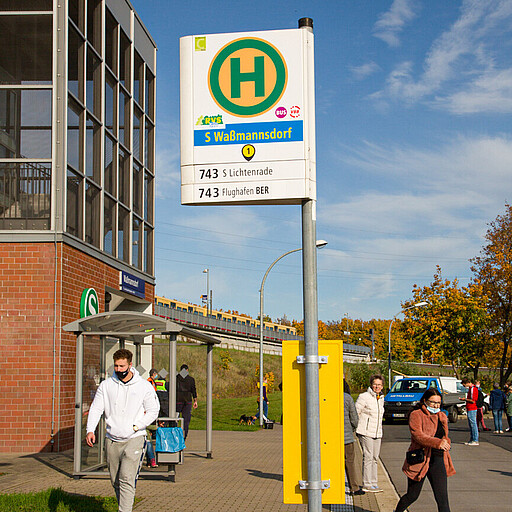 Bushaltestelle Waßmannsdorf Zug- und Busverkehr sind gut verzahnt in Waßmannsdorf