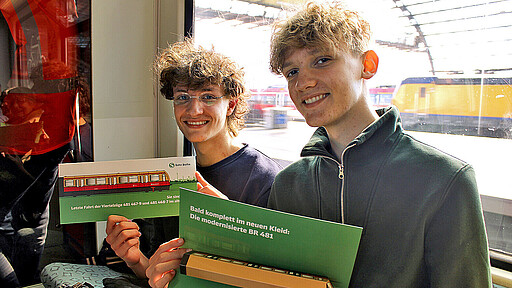 Mit Herzblut dabei Christian T. und Gregor D. sind begeisterte S-Bahn-Fans, die bei der letzten Fahrt der alten 481er unbedingt mitfahren wollten.