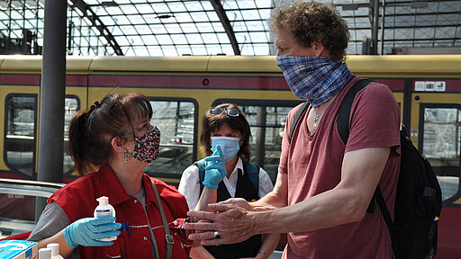 Am Infostand gab es Desinfektionsmittel und Masken.