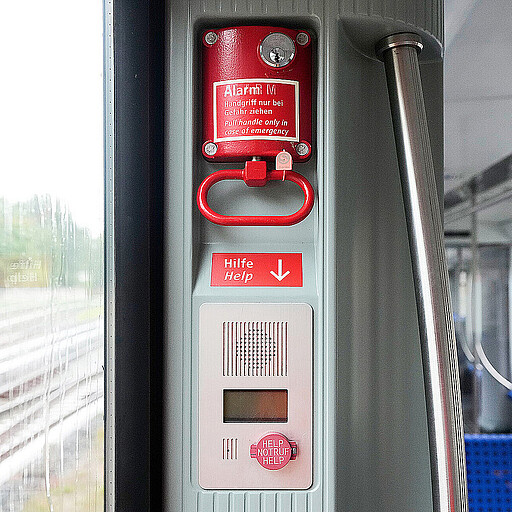 Die Sprechstellen neben den Türen verbinden direkt mit der Sicherheitszentrale, die im Notfall sofort Maßnahmen einleitet.