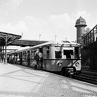 Ein Zug der Baureihe 167 am S-Bahnhof Ostkreuz im Jahr 1964