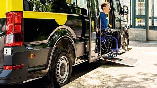 Mobilitätseingeschränkten Fahrgästen können kostenfrei ihre Fahrt mit Bus und Bahn antreten.