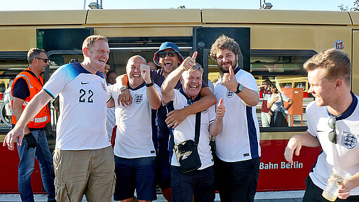 Die Fans aus aller Welt waren gerne mit der S-Bahn unterwegs.