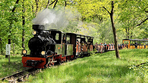 Parkeisenbahn Seit dem 10. Juni 1956 dreht die Parkeisenbahn nunmehr verlässlich ihre Runden – und startete am 18. März 2023 in ihre 67. Saison.