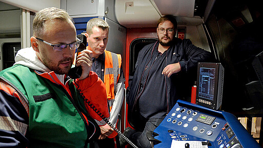 Aus dem Führerstand des Zuges geht der Notruf zuerst an den oder die Fahrdienstleiter:in der S-Bahn.