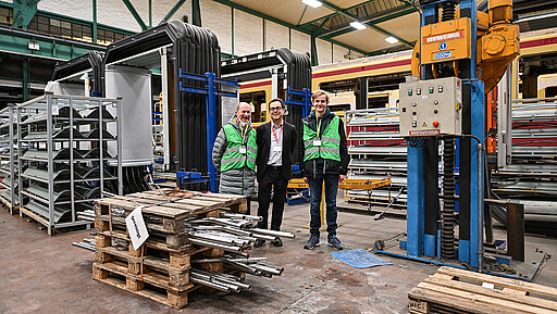 Ein Treffen der Generationen Michael Mallow (links) ist Gründungsmitglied, Karl Beecken (rechts) ganz neu dabei – S-Bahnchef Peter Buchner (Mitte) führte den Beirat für Kund:innen der S-Bahn Berlin durch das Werk