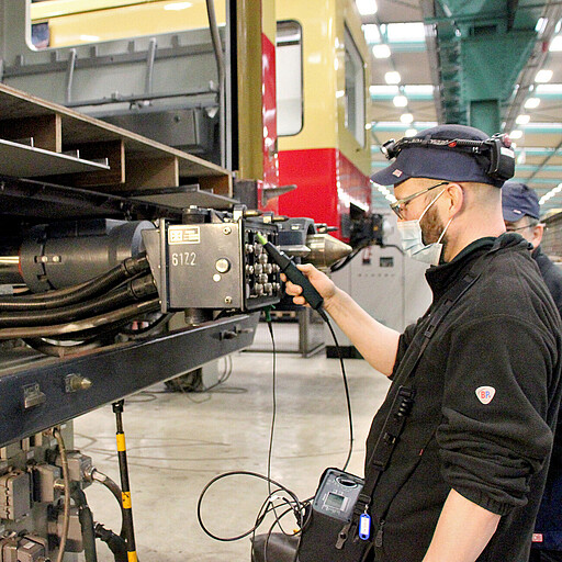 Stefan Boldt bei der Isolationsprüfung Alle Funktionalitäten werden auf Herz und Nieren geprüft.
