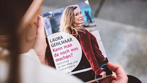 Laura Gehlhaar mit ihrem Buch „Kann man da noch was machen?" Laura Gehlhaar mit ihrem Buch „Kann man da noch was machen?"