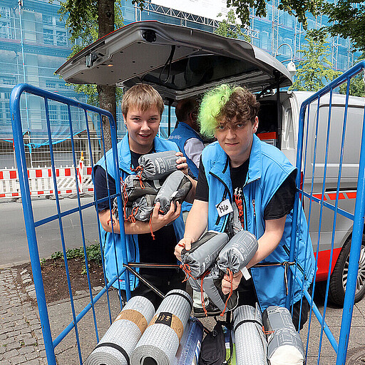 Neben Lebensmitteln gehörten zu den Spenden auch Schlafsäcke, Isomatten, Rucksäcke, Bauchtaschen und Powerbanks.