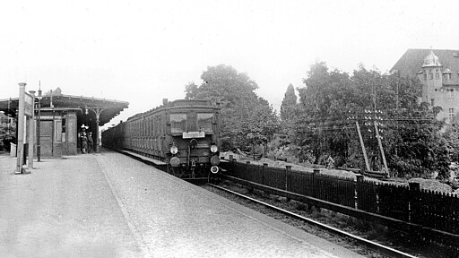 Blick in die Geschichte Bahnhof Lankwitz um 1928: Eine einst typische Garnitur aus „Tausend-Türen-Wagen“ ist in Richtung Süden unterwegs. Ab 2. Juli 1929 wurde die Lichterfelder Vorortstrecke auf 750 Volt Gleichstrom umgestellt.