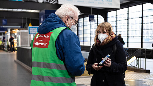 3G-Kontrolle Detlef Schmal (links) kontrolliert Sandra Sefers 3G-Nachweis