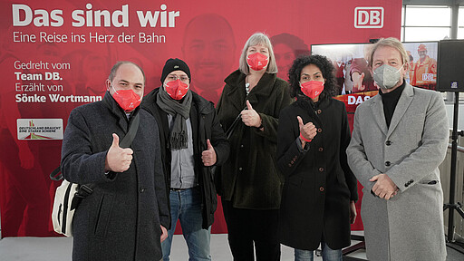 Ein Gruppenbild mit dem Filmteam Sönke Wortmann (r.) posierte mit einigen DB-Protagonisten des Films nach der Premiere.