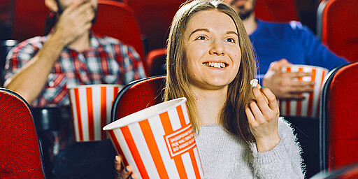 Ab ins Kino  Zurücklehnen, Popcorn naschen und die Vorstellung genießen.