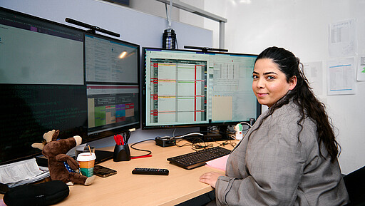 Behält den Überblick Mitarbeiterin Nisa Ates und ihre Kolleg:innen haben in der Leitstelle der DB SEV GmbH den Ersatzverkehr im Blick.