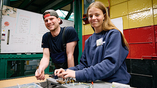 Girls Boys Day 2023 Patrick Kamm und Sophie Todt an der Lampenschaltung