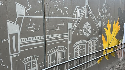 Kunstvoller Wiedererkennungswert. Die neuen Rampen sind mit großen Eichenblättern und charakteristischen Gebäuden der Gartenstadt gestaltet.