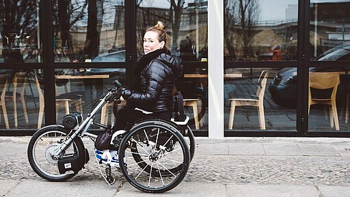 Laura Gehlhaar Laura Gehlhaar mit Rollstuhl auf Berliner Fußweg
