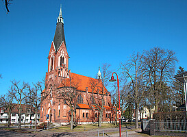 Die rote Evangelische Kirche Eichwalde von der Seite