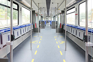 Im Mehrzweckabteil gibt es einen Mix aus Sitzplätzen und genug Platz für Rollstühle, Kinderwägen und Fahrräder. Die Sitze im Mehrzweckabteil lassen sich hochklappen, um bei Bedarf mehr Platz zu bieten.