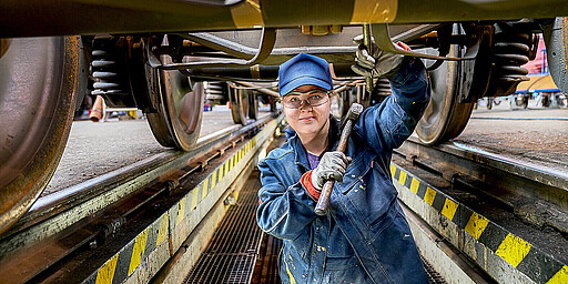 Mechatronikerin bei der Arbeit Eine Mechatronikern bei der Arbeit unter einem Zug
