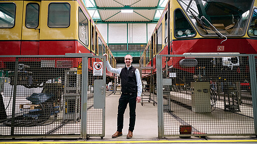 Zerlegen, zusammensetzen, prüfen Viele Arbeiten der Revision sind nur im Werk in Schöneweide möglich, wie zum Beispiel die Untersuchung der Fahrzeuge im Prüfstand.