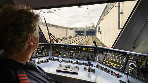 Sonderfahrt zum BER Einfahrt durch den Tunnel in den Bahnhof „Flughafen BER Terminal 1-2“.