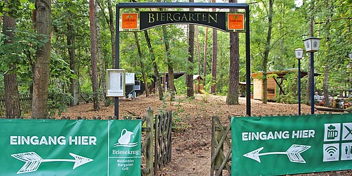  Eingang zum urigen Waldimbiss und Biergarten 