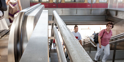 Das Blindenleitsystem, unter anderem mit Braille-Schrift